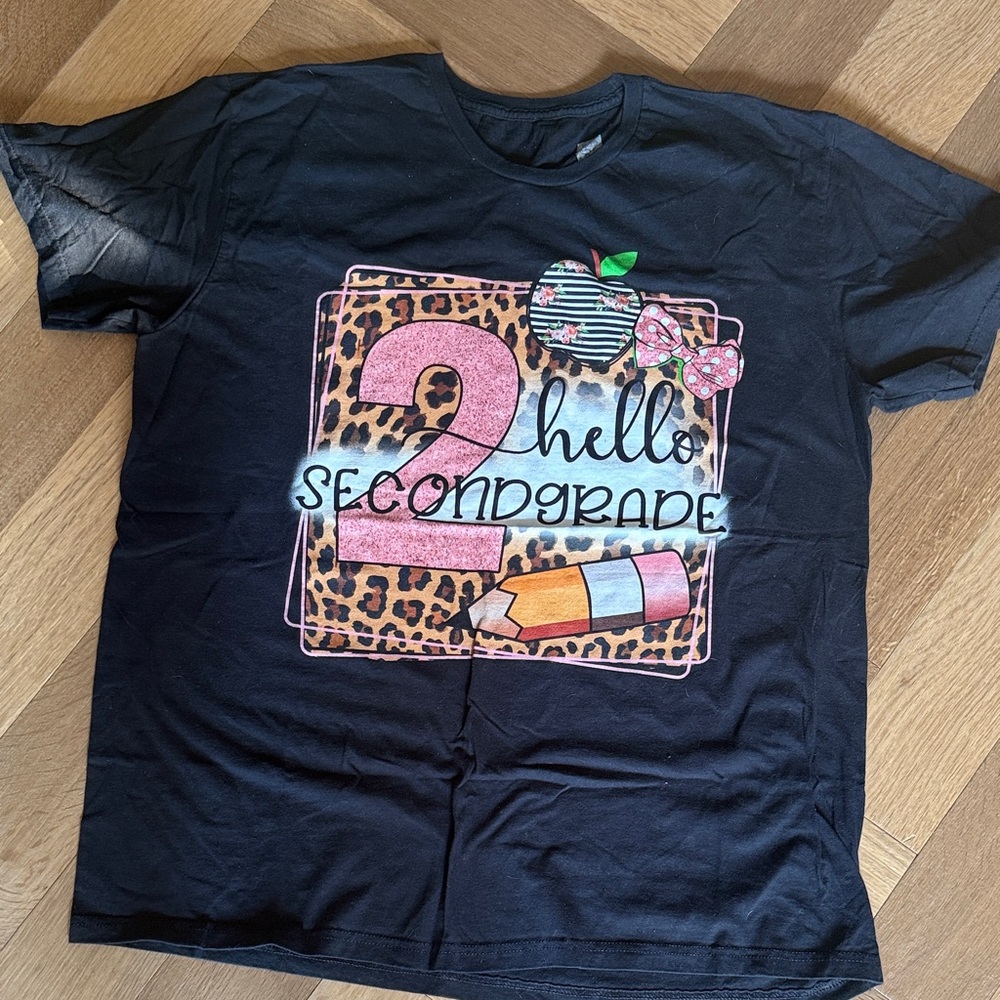 Hello Second Grade! Teacher Black T-Shirt 🍎